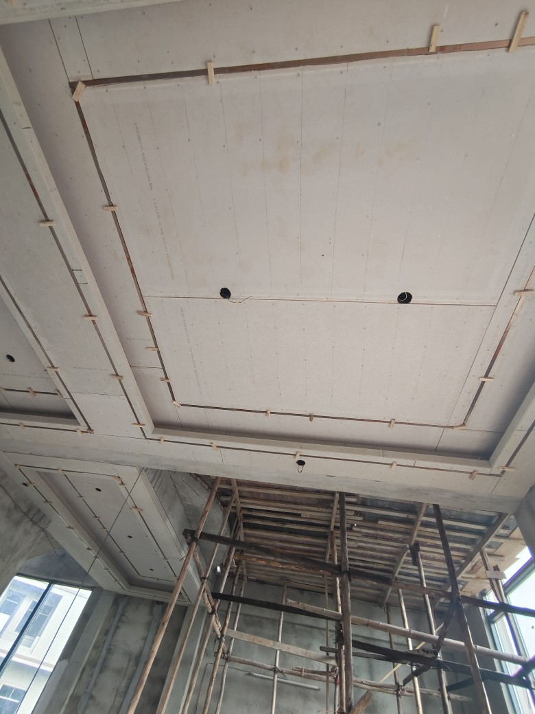 海口家裝木工吊頂 從集成吊頂到造型吊頂的裝修指南